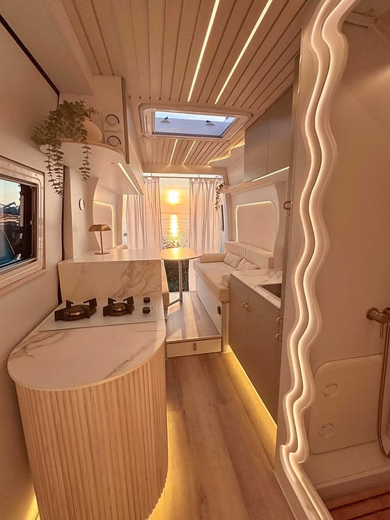 Cuisine design avec plan de travail en marbre et éclairage LED